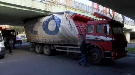 Bakırköy’de kamyon alt geçide takıldı, sürücüye para cezası kesildi