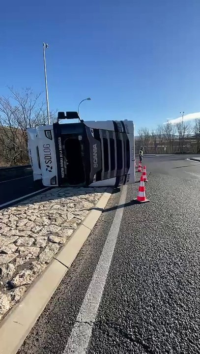 Vuelca un camión en la rotonda de Tejadilla