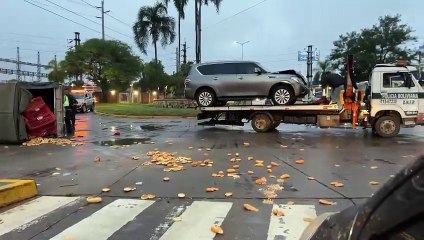VIDEO: Violento choque provocó que un camión con pan volcara y derramara su carga