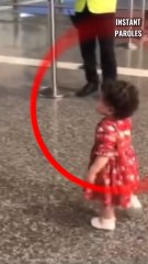 Cette petite fille demande à l’officier la permission d’aller voir sa tante avant son départ