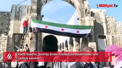 Hafız Esad'ın, Şam'da Emevi Camisi'nin duvarındaki ismi çekiçle kazındı