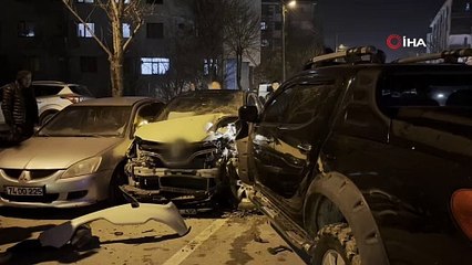 Pikap ve otomobil kafa kafaya daldı!