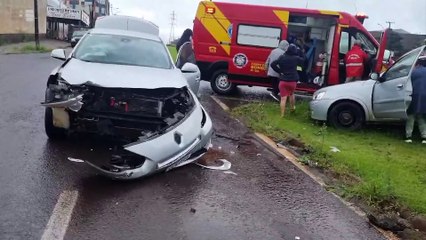 Colisão entre carros é registrada em frente ao Centro FAG