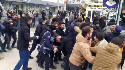 🔴Van'da, Gazeteci Nazım Daştan ve Cihan Bilgin için yapılmak istenen basın açıklamasına polis müdahale etti. Aralarında  DEM Parti, DBP Van il Eşbaşkanları ve gazetecilerin olduğu çok sayıda kişi gözaltına alındı.