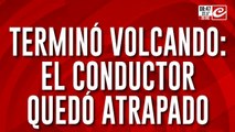 Chocó contra varios autos estacionados, terminó volcando y quedó atrapado entre los fierro