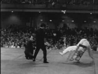 Bruce Lee - 1 inch punch and 2 finger pushup promotion !