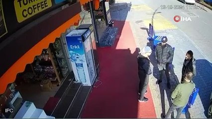 Kaldırımda sohbet ederken kafasına kedi düştü
