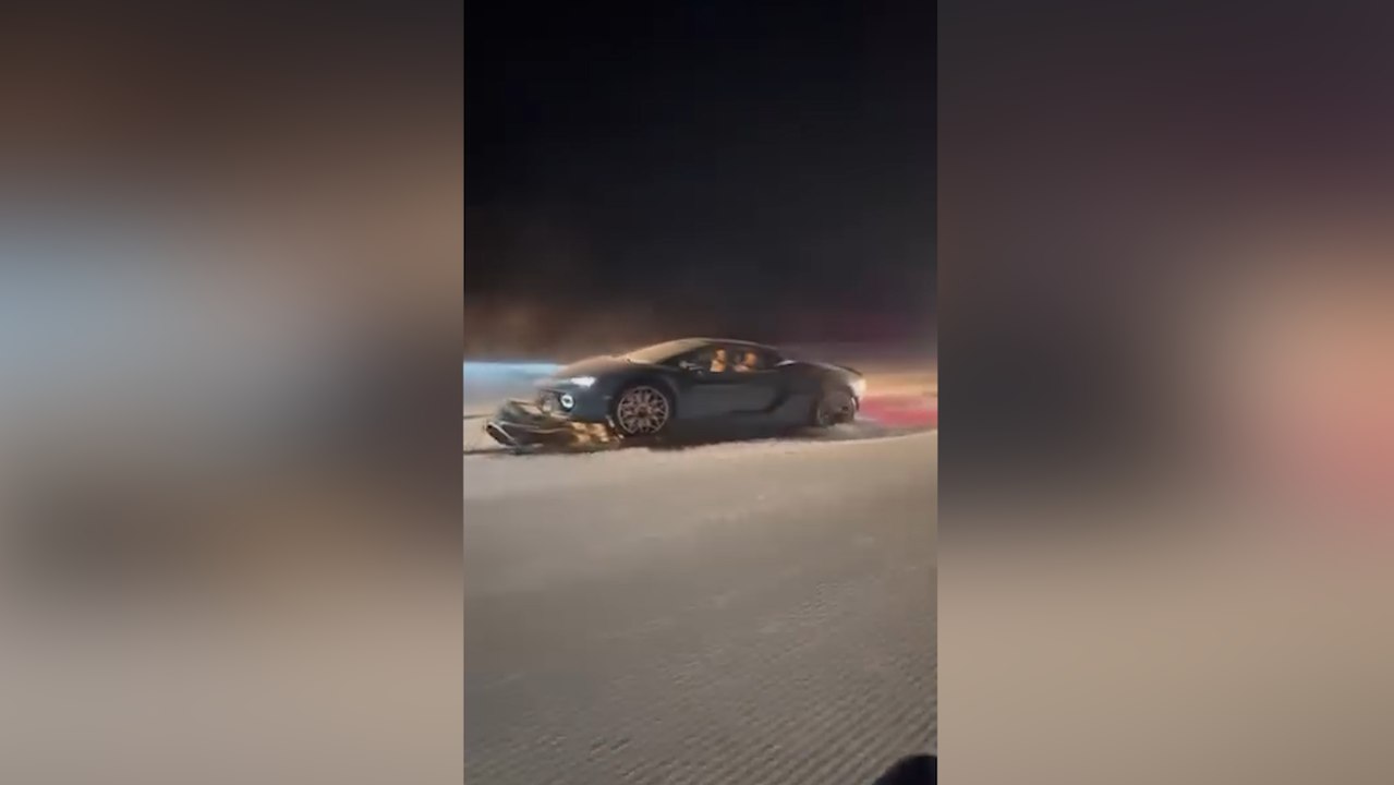 Le Lamborghini in alta quota trainate dal gatto delle nevi: il Cai pubblica il video del trasporto