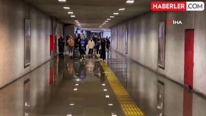 Fatih'te Metro Alt Geçidini Su Bastı, Vatandaşlar Zor Anlar Yaşadı