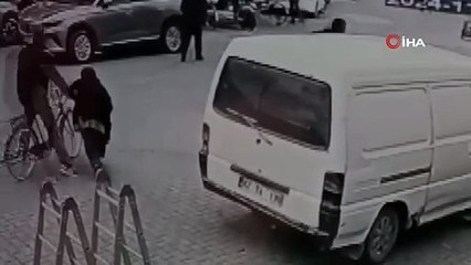 Bisikletli şahıs yaşlı kadına böyle çarptı! O anlar kamerada