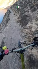 Ce biker se frotte aux hauteurs d’Oran ! Il s’appelle Abderahmane Kerouicha et rassemble des millions de vues sur ces vidéos. Également vendeur de vélos, il vit sa bike life !