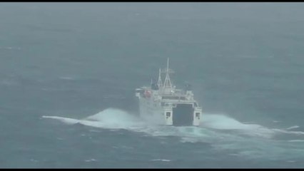 Mareggiata nel golfo di Napoli, traghetto Caremar sballottato dalle onde