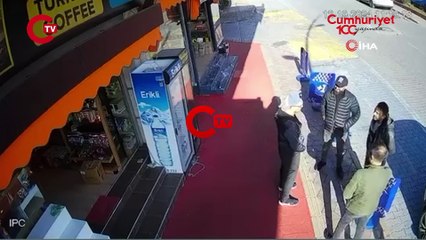Antalya'da ilginç olay kaldırımda sohbet eden gencin kafasına kedi düştü