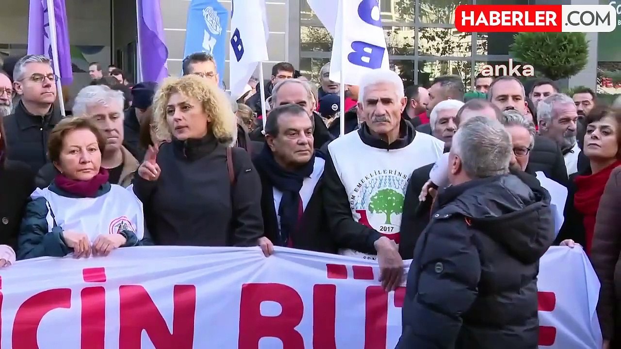 Meclis Önünde İzin Verilmeyen Bütçe Açıklaması, Sakarya Caddesi'ne Taşındı: "bütçe Teklifi Halkın Hiçbir Sorununa Çözüm Olmayacak"