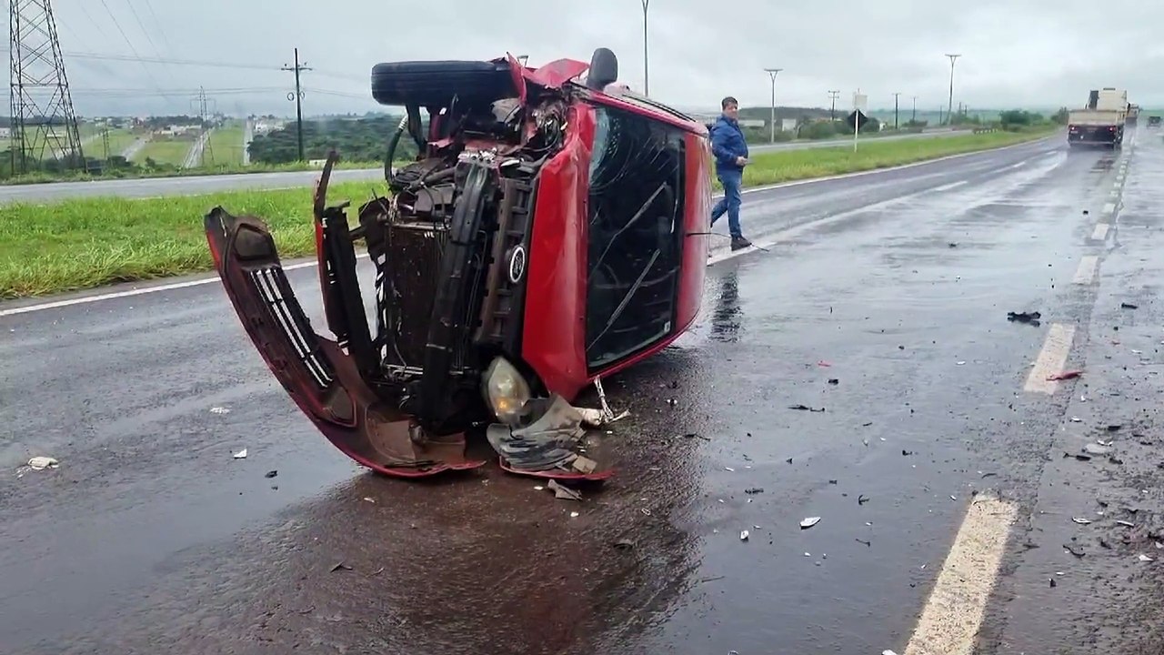 Fiesta fica destruído após bater em carreta e capotar na BR-467, em Cascavel