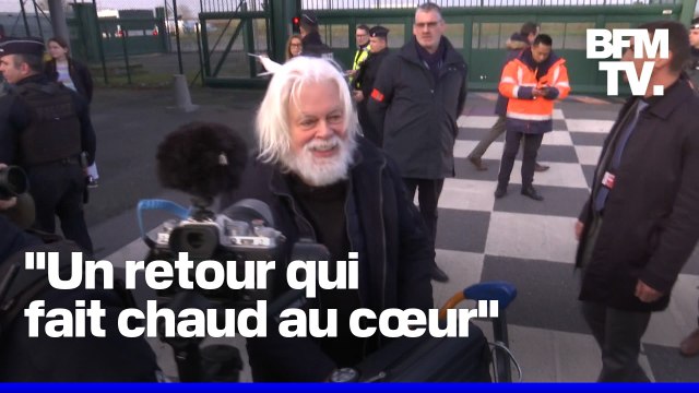 Le militant écologiste Paul Watson accueilli par des sympathisants à l'aéroport Roissy-Charles-de-Gaulle