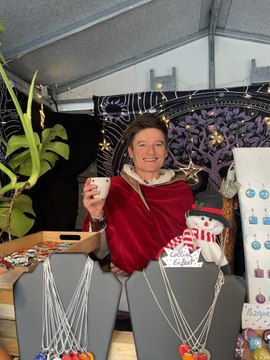 Marché de Noël à Quimper : elle vend faïence et déco