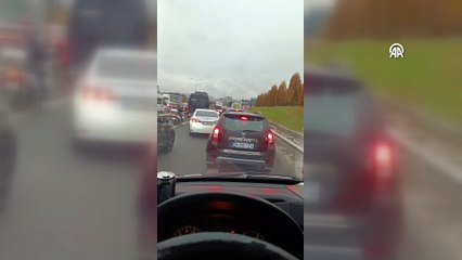 O anlar böyle görüntülendi! İstanbul'da sürücüler ambulansın geçişine engel oldu