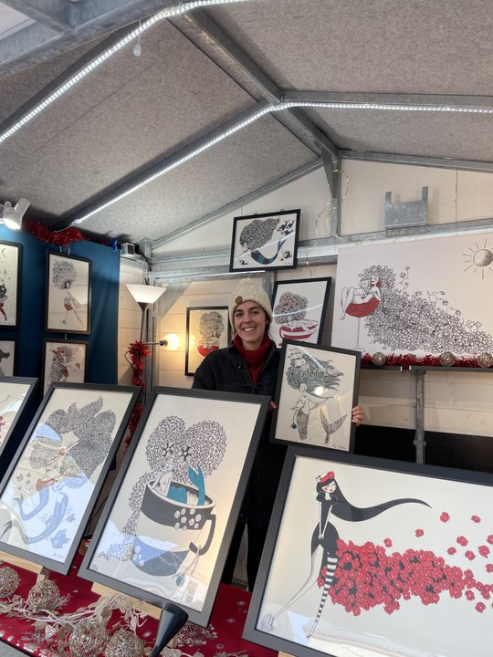 Marché de Noël à Quimper : elle crée des tableaux de femmes plantes