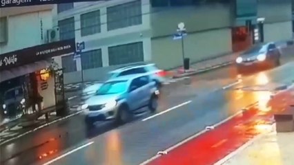 Carro que destruiu loja em Balneário Camboriú fugiu segundos após acidente
