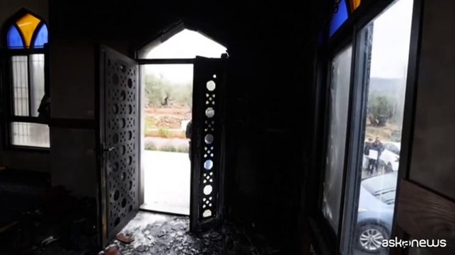 Coloni israeliani appiccano incendio in una moschea in Cisgiordania