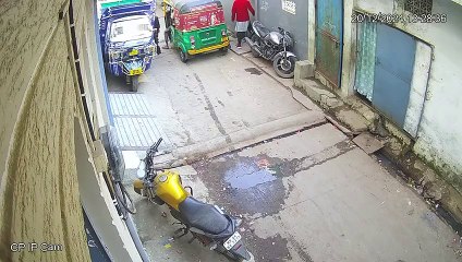 सगाई तोड़ी तो घर से लड़की को उठा ले गया इमरान, देखें वीडियो