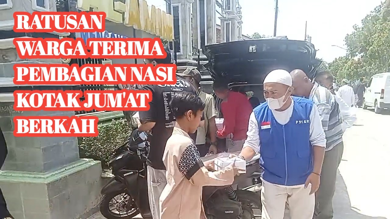 Ratusan Warga Terima Pembagian Nasi Kotak Jum'at Berkah