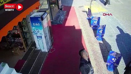 Arkadaşları ile sohbet ederken başına kedi atladı; o anlar kamerada