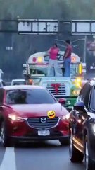 Mujer se sube a bus tras supuesta infidelidad de su esposo