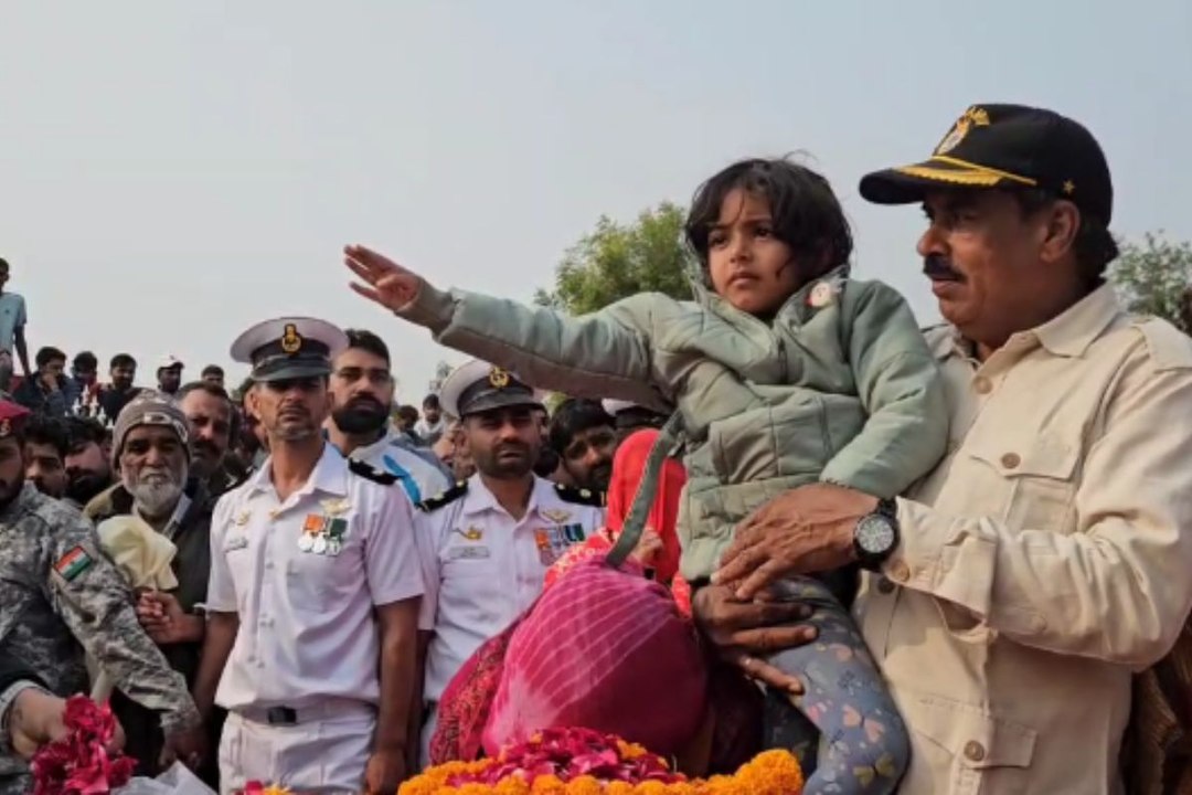 सैन्य सम्मान के साथ शहीद को दी अंतिम विदाई, बेटी बोली- सेना में अधिकारी बन कर पापा का सपना साकार करुंगी