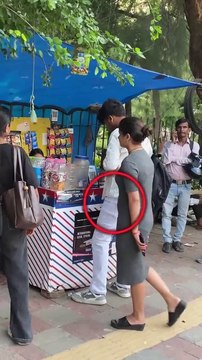 Ladki mobile chori karte hue pakdi gai