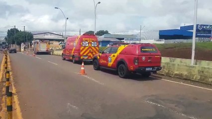 Homem é socorrido pelo Corpo de Bombeiros no viaduto da Av. Rocha Pombo