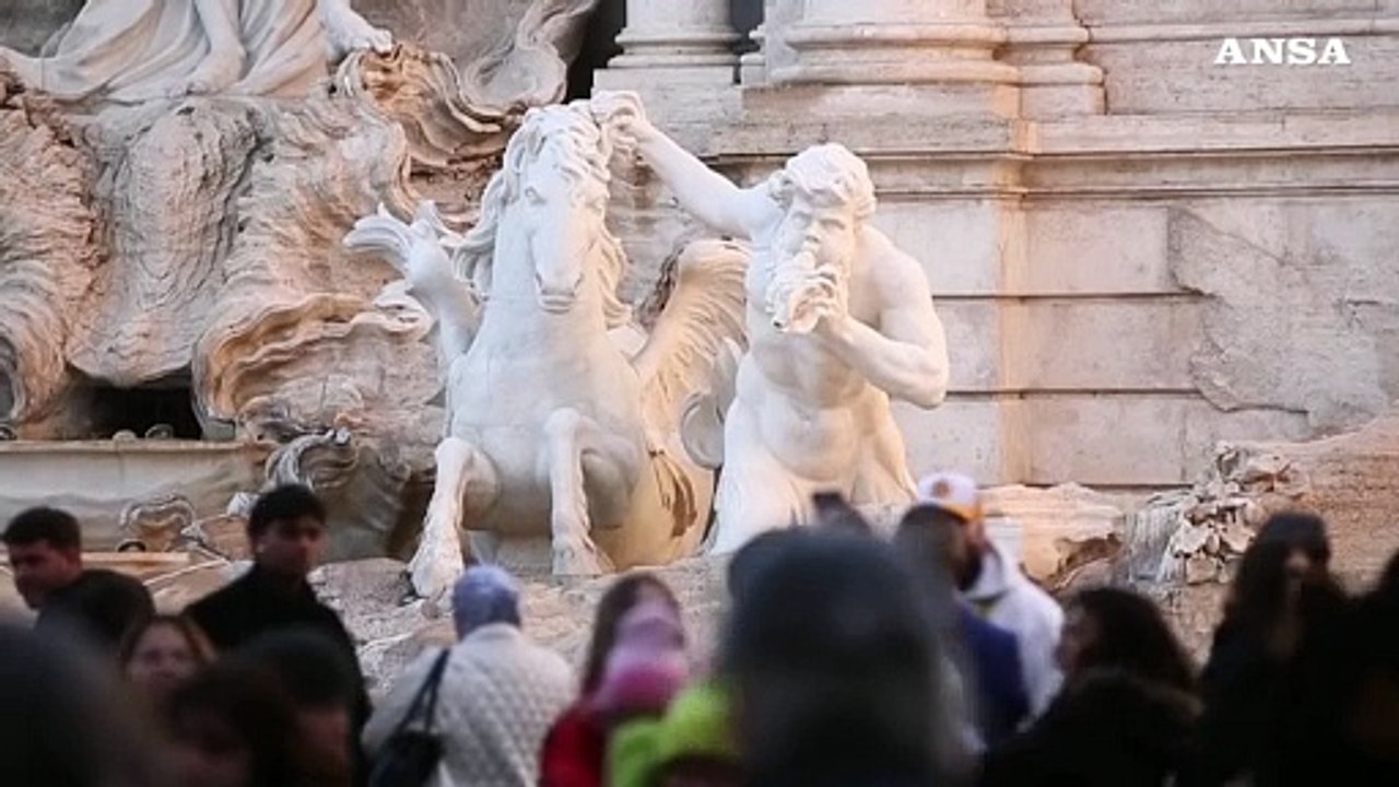 Giubileo, restaurata la fontana di Trevi