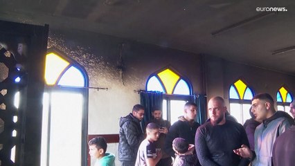 "الهيكل سيُبنى".. مستوطنون يشعلون النار في مسجد بالضفة الغربية ويتركون شعارات تهديدية