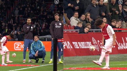 2.424 toques de un niño a un mini balón con toda la plantilla del Ajax mirándote