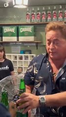 Leonardo surge atendendo clientes em bar e surpreende: ‘Fazendo um bico’