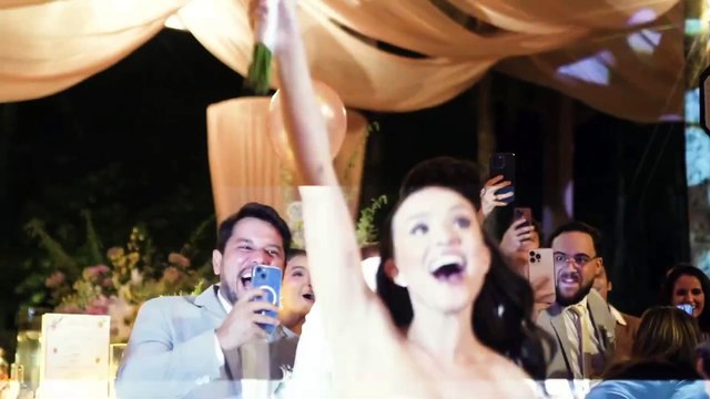 Larissa Manoela comemora casamento com André Luiz Frambach