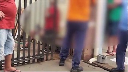 Se deu mal: Homem é abordado por populares após furtar fios