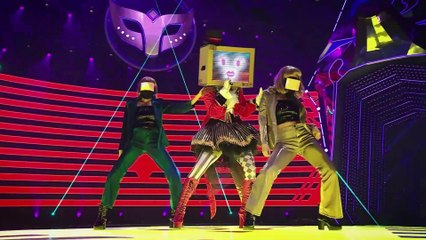 Miss Television performing “Itoshisa to Setsunasa to Kokoro Zuyosa to”