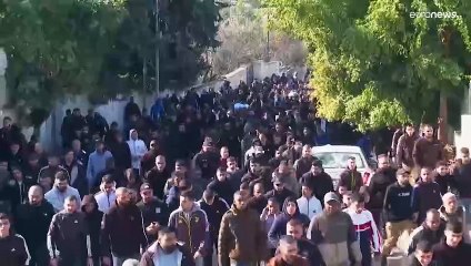 وسط هتافات غاضبة.. مئات الفلسطينيين يشيعون ضحايا غارة إسرائيلية في طولكرم