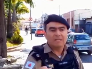 Enquanto PM grava vídeo sobre irregularidades no trânsito, motociclista tenta furar blitz e leva paulada