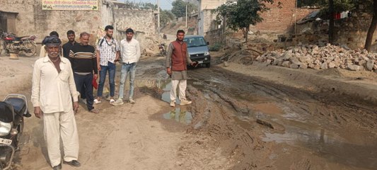 सड़क मार्ग का कार्य आधा अधूरा