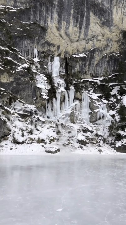 SCULPTURES DE GLACE NATURELLES au Lac de Braies