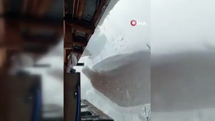 Artvin'de çatıdan düşen kar kütlesini görüntülemek isterken az kalsın altında kalıyordu