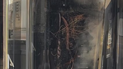 부산 실내빙상장 배전함 화재...1백여 명 대피 / YTN