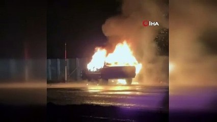 Yolda ilerleyen otomobilde korkutan anlar! Alevlere teslim oldu