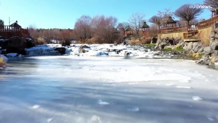 منظر مذهل في تركيا.. تجمد جزئي لبحيرة في فان يخلق لوحة طبيعية خلابة