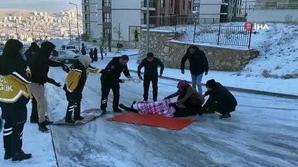 Buz tutmuş yolda düşüp yaralanan şahıs böyle kurtarıldı