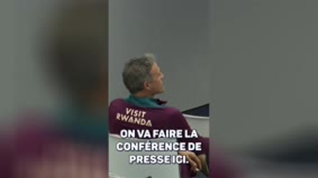 PSG - Face à une salle de presse quasi vide, Luis Enrique s’assoit au milieu des journalistes !