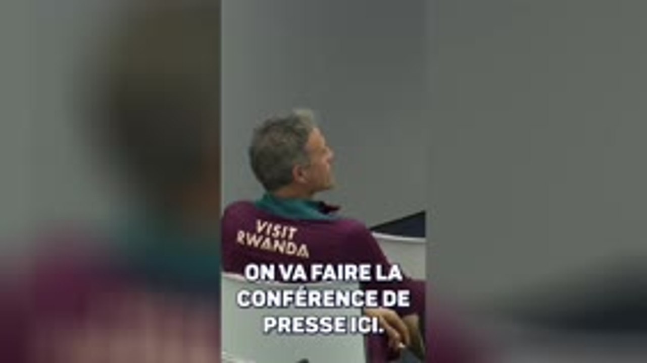 PSG - Face à une salle de presse quasi vide, Luis Enrique s’assoit au milieu des journalistes !